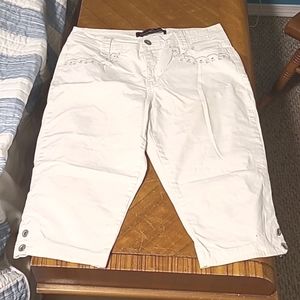 Gloria Vanderbilt white, jean, embroidered, past the knee, Bermuda shorts,